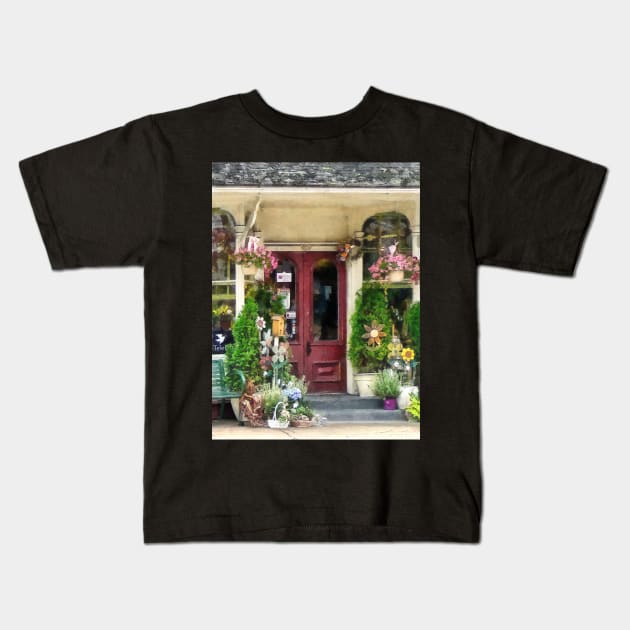 Strasburg PA - Flower Shop With Birdhouse Kids T-Shirt by SusanSavad